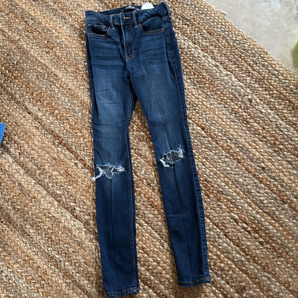 Size 23 hollister jeans. High rise super skinny
